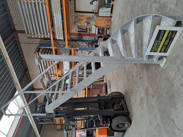 Gegalvaniseerde onderkwart trap (82x245 cm) nr.1 GERESERVEERD