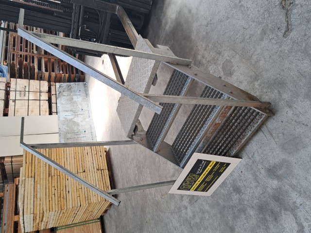 Gegalvaniseerde trap (90x68 cm) nr.4