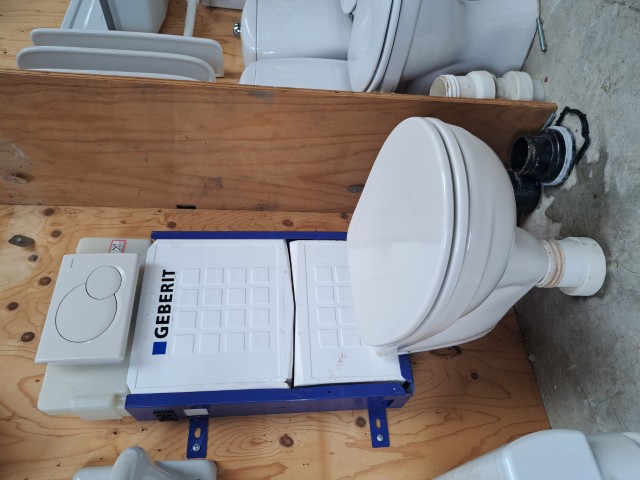 Geberit inbouwreservoir met creme villeroy&boch hangtoilet