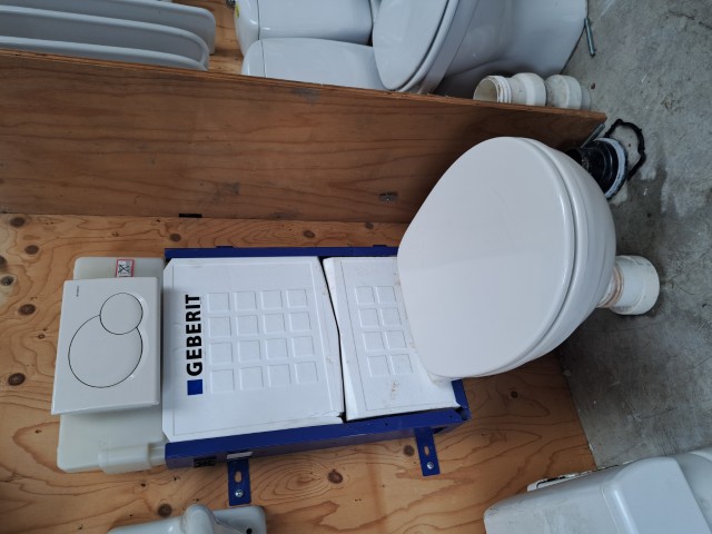 Alternative view of Geberit inbouwreservoir met creme villeroy&boch hangtoilet